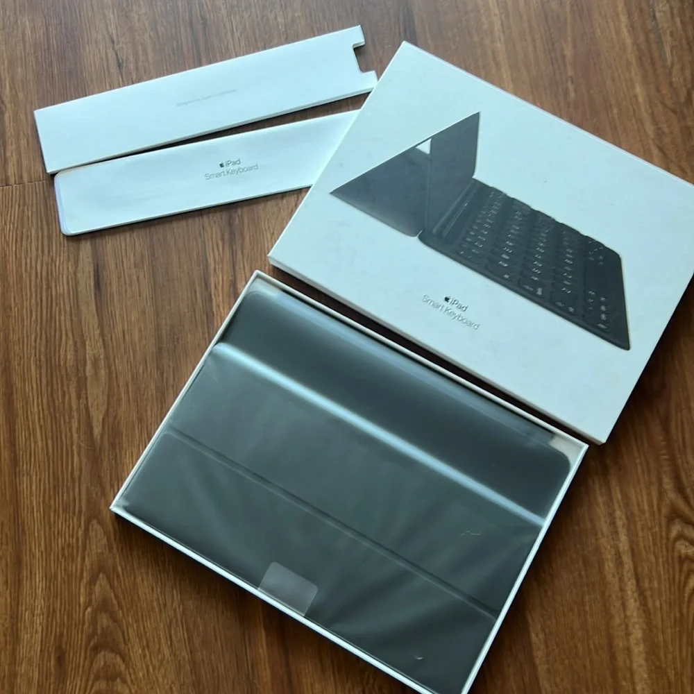 BNIB iPad Smart Keyboard- black